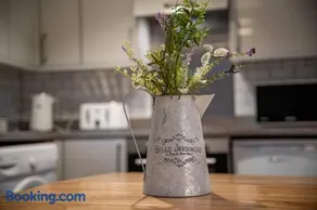 Cozy Town Centre Apartment - Image 5