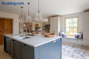 Willowbrook House- Luxurious Countryside retreat set in an idyllic & desirable location, close to Soho Farmhouse, Chipping Norton and lots of Cotswold attractions - Families and Dogs welcome - Image 5