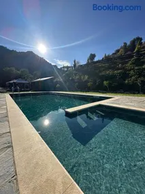 Spacious Mountain Retreat with BBQ Facilities - Image 2