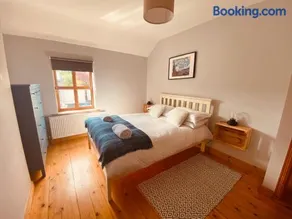 Cosy 3 bedroom townhouse with wood pellet stove! - Image 2