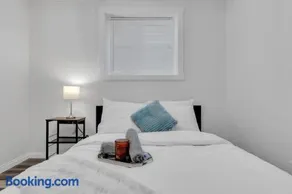 ModernOasis with AC&MovieRoom close to Downtown15' Banff 60' - Image 3