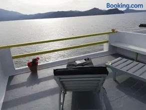 The Yellow Boat House - Image 5