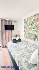 Garden View Homestay Single Ensuite Room - Image 2