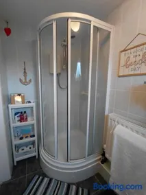 Heidi's Hideaway, Quirky wood cabin in Petersfield - Image 4
