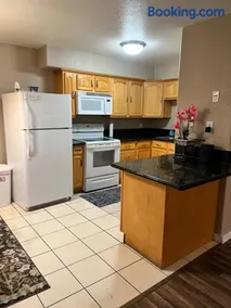 Quiet 1bed,1bath condo with free parking - Image 1