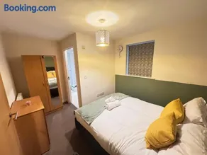 The Vogue Stay, 3 Bedrooms, 2 bathrooms, Ideal for JR & Oxford Hospitals, FREE CarPark, Conveniently located for Ring Road access, 2 miles from Oxford City Centre easy car & bus route - Image 4