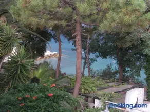 MALAMA S BEACH HOUSE - Image 3