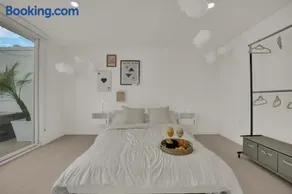 Casa Nube with Beach Club, Pickleball Court , Gym & Spa, Near Airport & Las Vegas Strip - Image 2