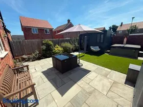 Private Double Room with Bathroom, Hot Tub & Free Parking - Image 3