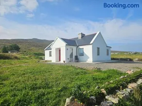 Achill Island Holiday home by the Sea - Idyllic views, Sleeps 6, Full kitchen, Fireplace and Wifi throughout - Image 1