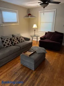Private downtown cottage - Image 1