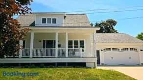 Downtown Harbor Springs cottage with 4 bedrooms, 2 baths, yard, and grill. - Image 1
