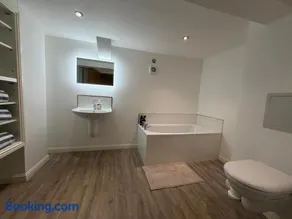 Unique Modern Studio Apartment - Image 3