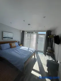 Entire guest suite in Four Mile Bridge, Rhoscolyn - Image 2
