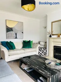 3-Bed Retreat Perfect Contractors & Leisure Stays Onsite Parking - Image 3