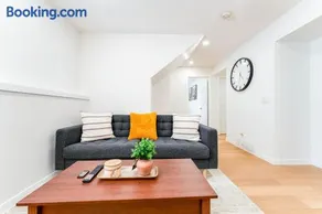 Modern 2 Bedroom Guest Suite Near Downtown With Fast Wifi And Free Parking - Image 2