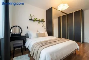 Old Town Apartment with FREE PARKING & AC - Image 3