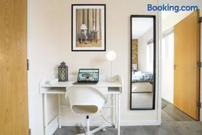 Stylish Canal Side Apartment - City Centre - Free Parking, Balcony, Smart TV, Fast Wifi by Yoko Property - Image 5