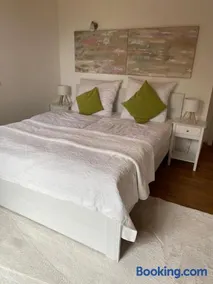 Traumhafte Familien Ferienwohnung am Chiemsee Bergpanorama Sonnenuntergang Terrasse Grillplatz mit bis zu 3 Schlafzimmern für bis zu 6 Personen - Image 3