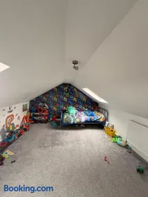 Coastal Family Haven 4 Bed with Stunning Sea Views - Image 2