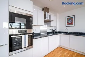 Stunning Riverside View Apartment, near Canary Wharf & O2 - Image 4