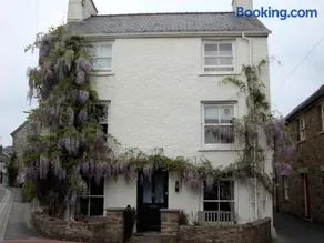 Half Moon House - Image 1