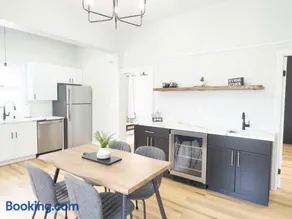 Jennifer's Stylish & Modern Broadway Getaway - Image 2