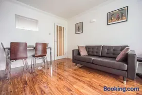 Spacious Tourist and Family Friendly 3-Bed 2-Bath, Trendy Fitzrovia W1 by Oxford Street Sleeps 6 - Image 5
