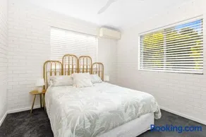 Sunrise Beachfront Getaway - Image 4