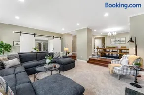 Expansive retreat with pool private hot tub fast WiFi fitness bike & SHARC - Image 1