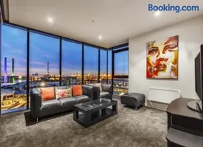 Lovely waterfront condo with swimming pool and gym in the heart of Docklands - Image 2