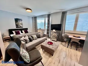 BL - The Executive Suite, Boru - 24hr Self Check-in, Free Private Parking, Balcony with Mountain View, 5 minute walk to City Center - Image 4