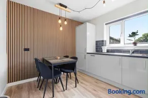 The Milburn-Sleeps6-EnclosedGarden-NearGlasgow - Image 3