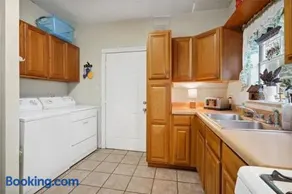 East Riverside- Great Location-Quiet & - Image 4