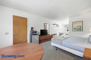 Eagle Motel Suite 226 - Image 5