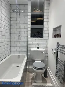 Cozy & unique two bedroom apt in the heart of town - Image 4