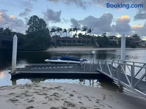 The Waterfront Retreat - Sleeps 16 - Image 4