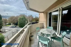 Bright studio with terrace near the tram - Image 1