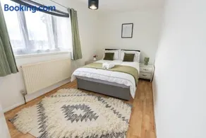 3 Bedroom house with free parking, Dalstone,Aylesbury - Image 3