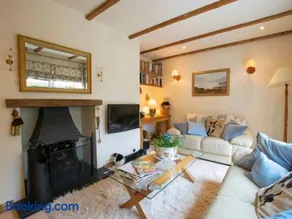 The Hare Burrows A Cosy Cottage Style House in Quiet Area - Image 1