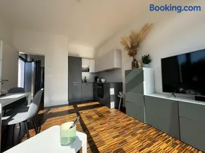 helle Ferienwohnung in Architektenhaus mit Garten und beheiztem Außenpool - Image 3