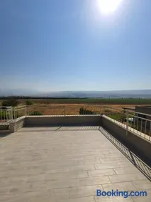 היחידה ליד הנחל עם הנוף לחרמון - Image 2