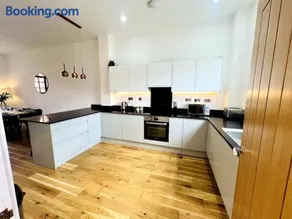 Twilight House -Wyndale Living- B'ham JQ Townhouse - Image 4