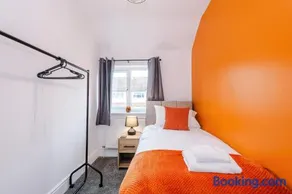 Charming Family & Business Accommodation Sleeps 5 with Parking - Image 4