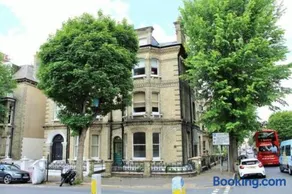 Bright 1 Bedroom Flat Minutes from the Beach and Trains - Image 2