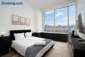 Exclusive 1BR Apt with NYC View - Image 3