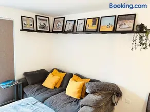 Stylish 2BR Home in Aspull Sleeps 4 with Parking - Image 4