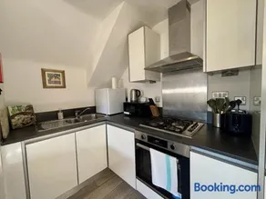 Egham Modern Two Bedroom Apartment - Image 4