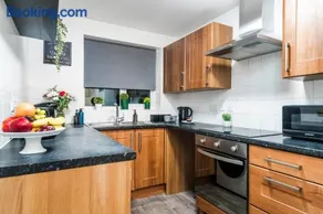 Stylish 3-Bed Home, Sleeps 6, Fast WiFi, Best for Extended Stays - Image 5