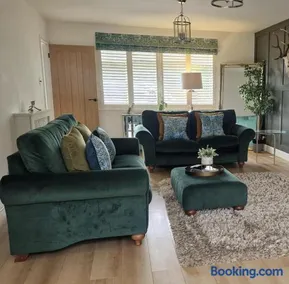 South Coast New Forest Holiday Home-4 Bed-Sleeps 8-Spacious-Parking-EV Dock-Large Garden-Playground-Great for Families-Groups-Professionals - Image 5
